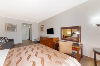 1 King Bed, Nonsmoking, Interior Corridor
