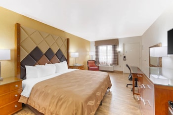 1 King Bed, Nonsmoking, Exterior Corridor