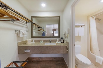 1 King Bed, Nonsmoking, Exterior Corridor