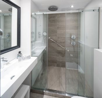 Deluxe Room (Pool)