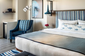 Room, 1 King Bed, Balcony, Partial Ocean View (Mobility/Hearing Access, Roll-In Shwr)