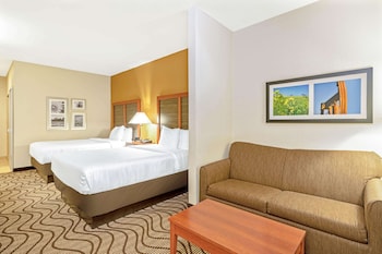 Deluxe Suite, 2 Queen Beds, Non Smoking