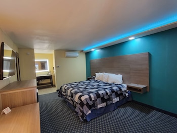 Suite, 1 King Bed, Jetted Tub, Pool View (with Sofabed)