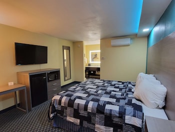 Suite, 1 King Bed, Jetted Tub, Pool View (with Sofabed)