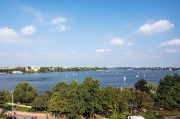 Superior Studio Suite, 1 Bedroom, Lake View (Balcony)
