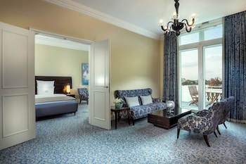 Superior Studio Suite, 1 Bedroom, Lake View (Balcony)