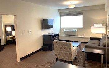 Executive Suite, 1 Queen Bed, Non Smoking, Refrigerator & Microwave (Living Room)