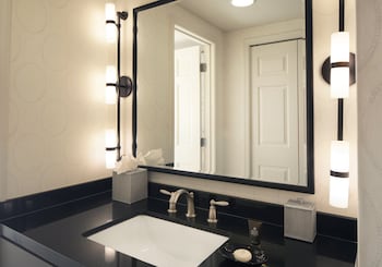 Deluxe Double Room, Roll-in Shower