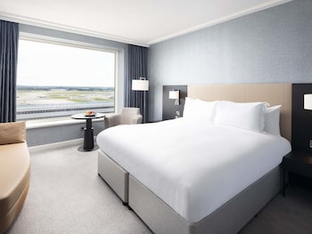 Luxury Room, 1 Queen Bed (Runway View)