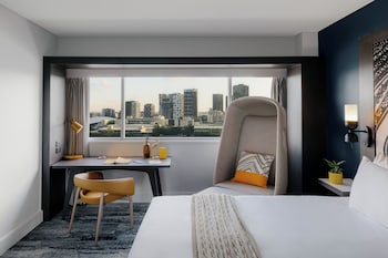 Grand Room, 1 King Bed, River View