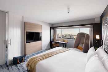 Grand Room, 1 King Bed, River View