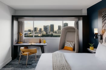 Grand Room, 1 King Bed, River View