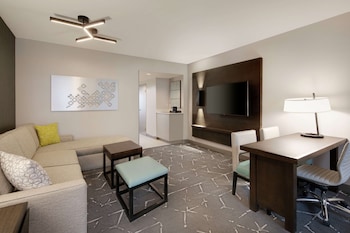 Suite, 1 King Bed, Accessible (Hearing)