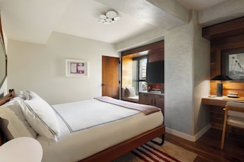 Room, 1 King Bed (King of The Club)