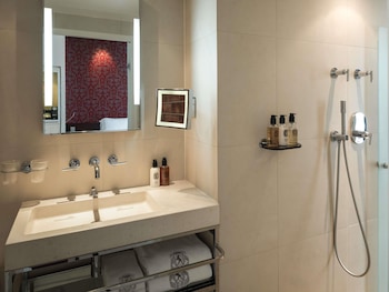 Luxury Room, 1 King Bed, Canal View