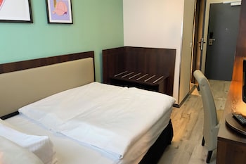 Standard Room, 1 Queen Bed
