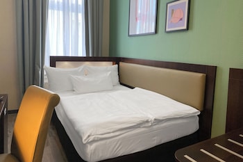 Standard Room, 1 Queen Bed