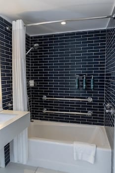 1 King Mobility/Hearing Accessible w/ Bathtub
