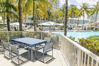 1 King Suite, Pool View with Private Lanai