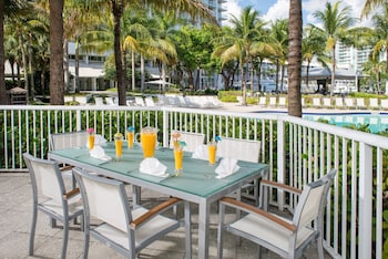1 King Suite, Pool View with Private Lanai
