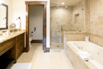 Junior Suite (Two Queen)