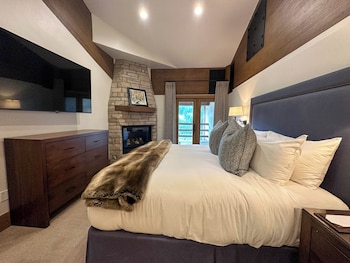 Luxury Suite, 3 Bedrooms, Hot Tub, Mountain View