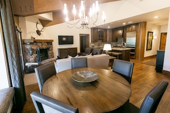 Luxury Suite, 2 Bedrooms, Hot Tub, Mountain View