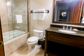 Junior Suite (Two Queen)