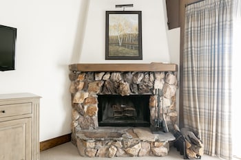 Luxury Room, 1 King Bed, Hot Tub (MAIN LODGE)