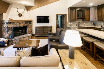 Luxury Suite, 3 Bedrooms, Mountain View (2 Hot Tubs)