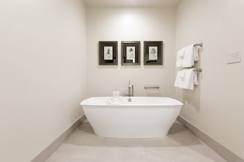 Luxury Room, 1 King Bed, Hot Tub (MAIN LODGE)