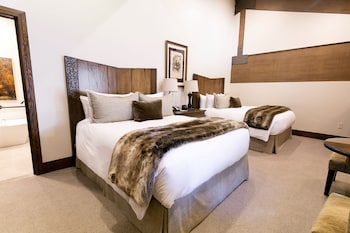 Luxury Suite, 3 Bedrooms, Mountain View (2 Hot Tubs)