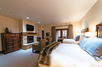 Deluxe Room, 2 Queen Beds, Fireplace