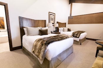 Luxury Suite, 2 Bedrooms, Hot Tub, Mountain View