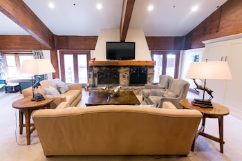 Luxury Townhome, 4 Bedrooms (MULTI-LEVEL)