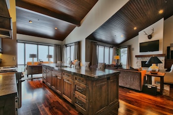 Luxury Suite, 3 Bedrooms (Premium, w / 2 Hot Tubs)