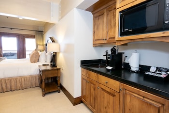 Luxury Suite, 3 Bedrooms, Mountain View (2 Hot Tubs)