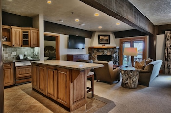 Luxury Suite, 3 Bedrooms, Hot Tub (2 Hot tubs)