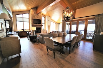 Luxury Loft, 4 Bedrooms, Hot Tub (PREMIUM)