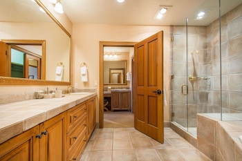 Deluxe Room, 2 Queen Beds, Fireplace