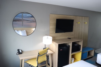 Room, 1 Queen Bed, Mobility Accessible, Non Smoking (Bathtub w/ Grab Bars)