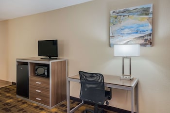 Standard Room, 1 Queen Bed, Non Smoking, Refrigerator & Microwave