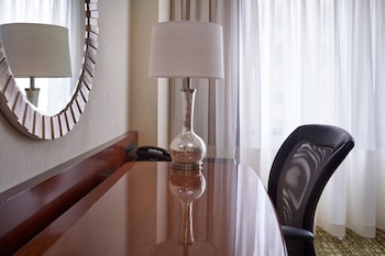Club Room, 1 King Bed, Lake View