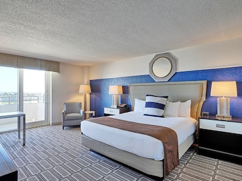 Deluxe Room, 1 King Bed, Lake View