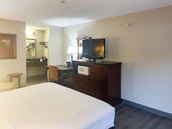 Deluxe Room, 1 King Bed, Smoking, Refrigerator & Microwave