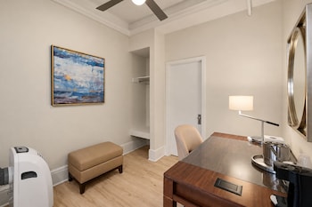 Comfort Room, 1 Queen Bed