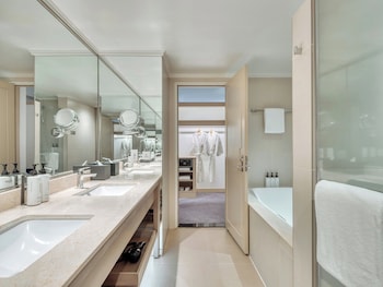 Premium Room, 1 King Bed, Smoking, Club Lounge Access