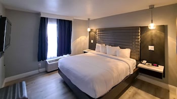 One Bedroom Suite, 1 King Bed, Soaking Tub, Non Smoking