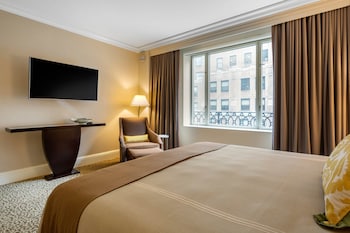 Suite, 1 King Bed (Manhattan)