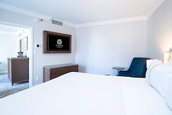 Executive Suite, 1 King Bed (Sofa bed, Wet Bar)